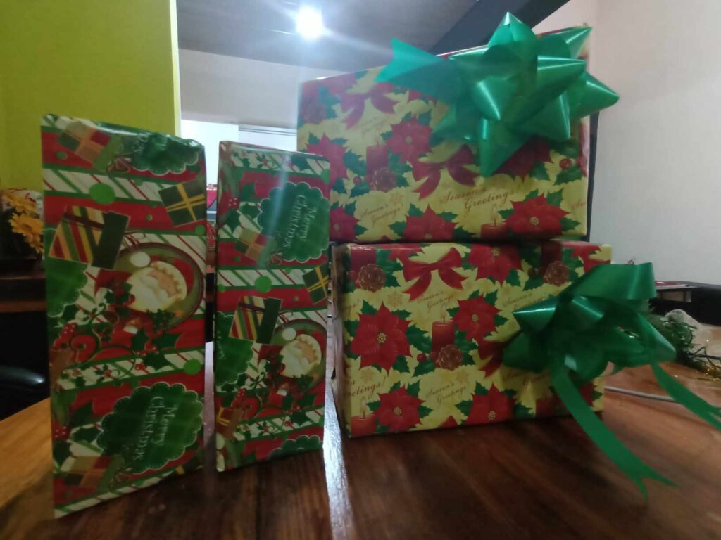Mehrere weihnachtlich verpackte Geschenke liegen übereinander