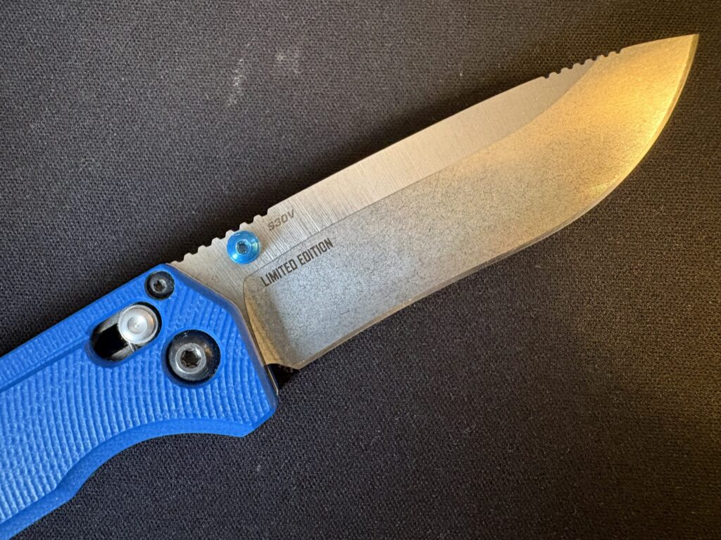 Aufgeklapptes Taschenmesser mit blauem griffigem Griff und Stahlklinge, Nahaufnahme